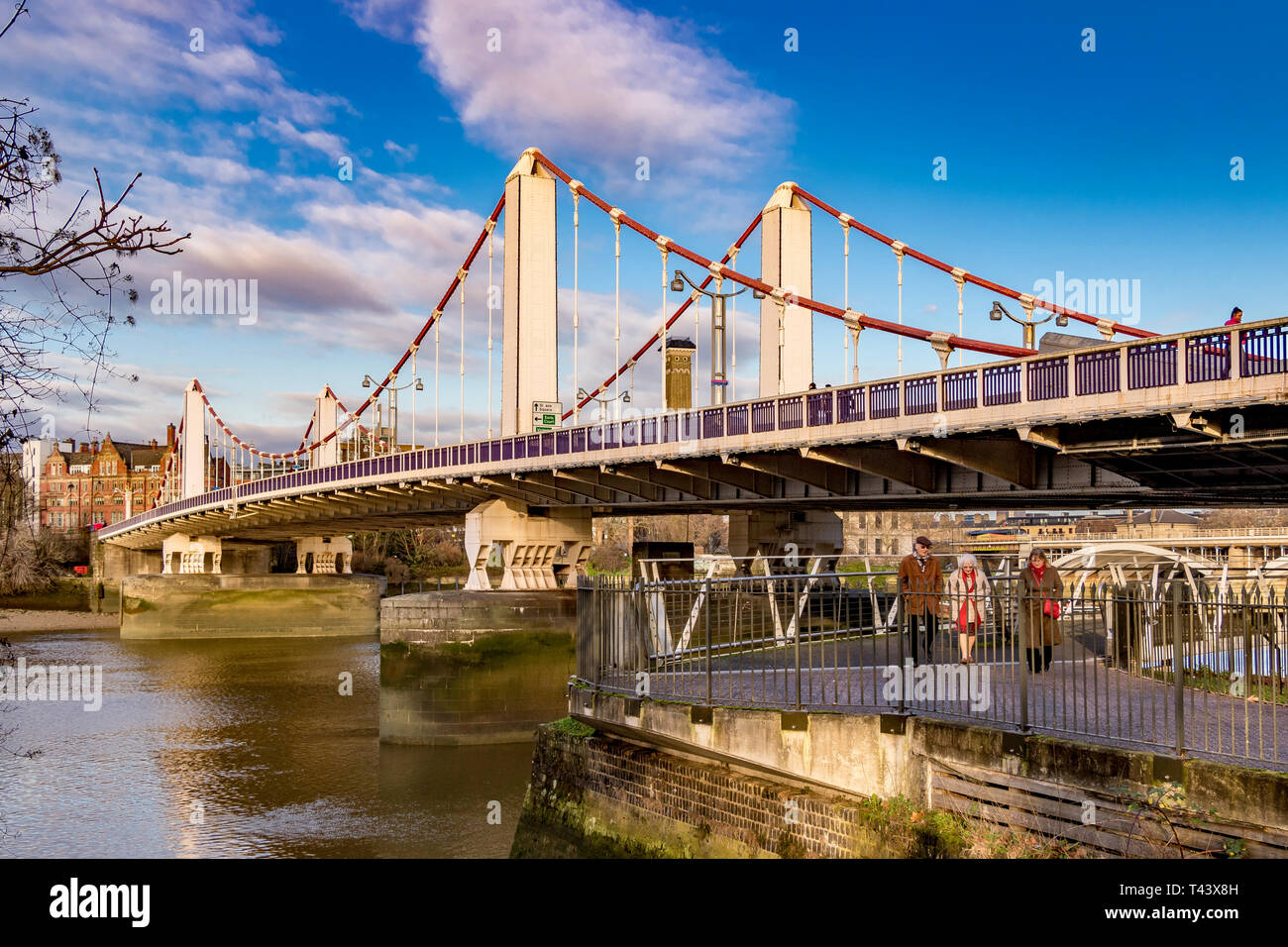 Crest chelsea bridge london hi-res stock photography and images - Alamy