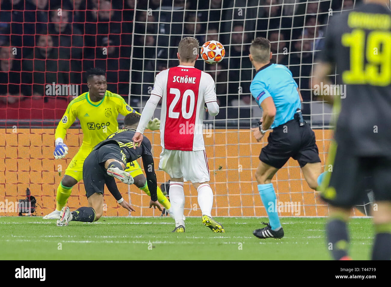 10th of april 2019 Amsterdam, The Netherlands Soccer Champions League Ajax v Juventus   Christiano Ronaldo of Juventus scores  l-r goalkeeper Andre Onana of Ajax, Christiano Ronaldo of Juventus, Lasse Schone of Ajax, scheidsrechter Felix Brych (GER) Stock Photo