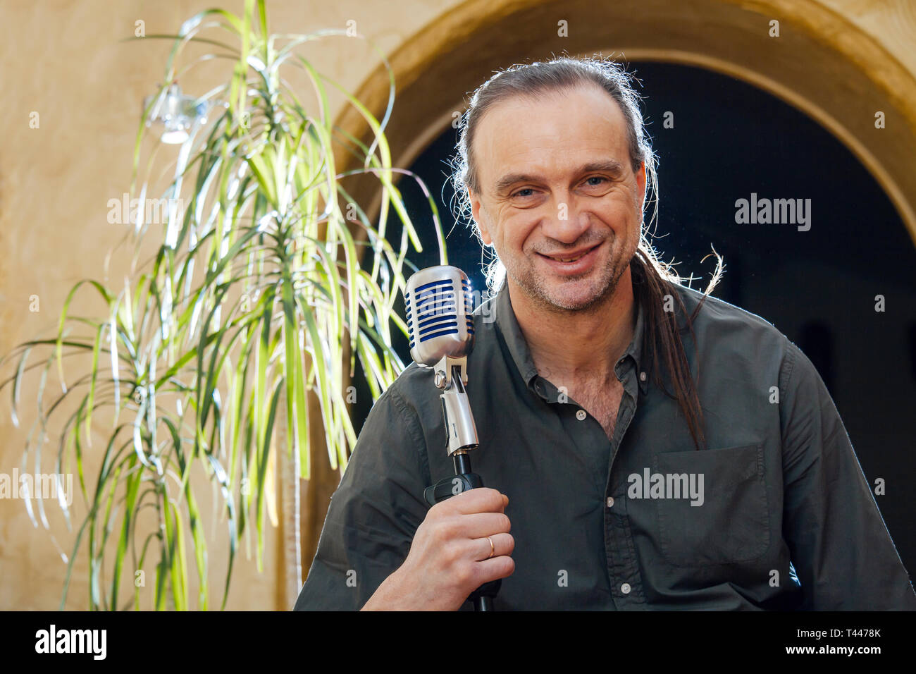 50 plus singer men with old school microphone. Jazz singer with stylish hairstyle singing karaoke. Closeup Stock Photo - Alamy 50 plus singer men with old school microphone. Jazz singer with stylish hairstyle singing karaoke. Closeup Stock Photo - Alamy