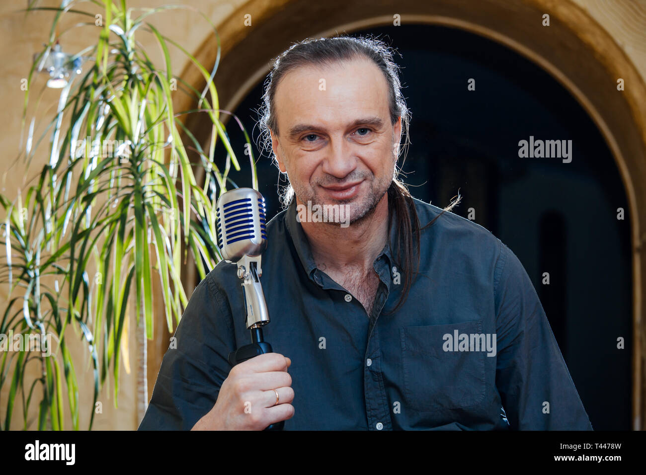 50 plus singer men with old school microphone. Jazz singer with stylish  hairstyle singing karaoke. Closeup Stock Photo - Alamy