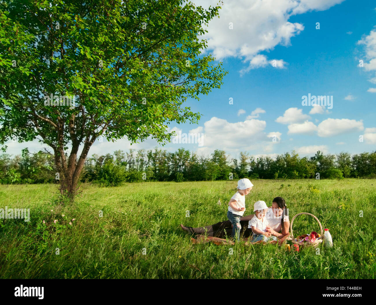 Family children having picnic hi-res stock photography and images - Alamy