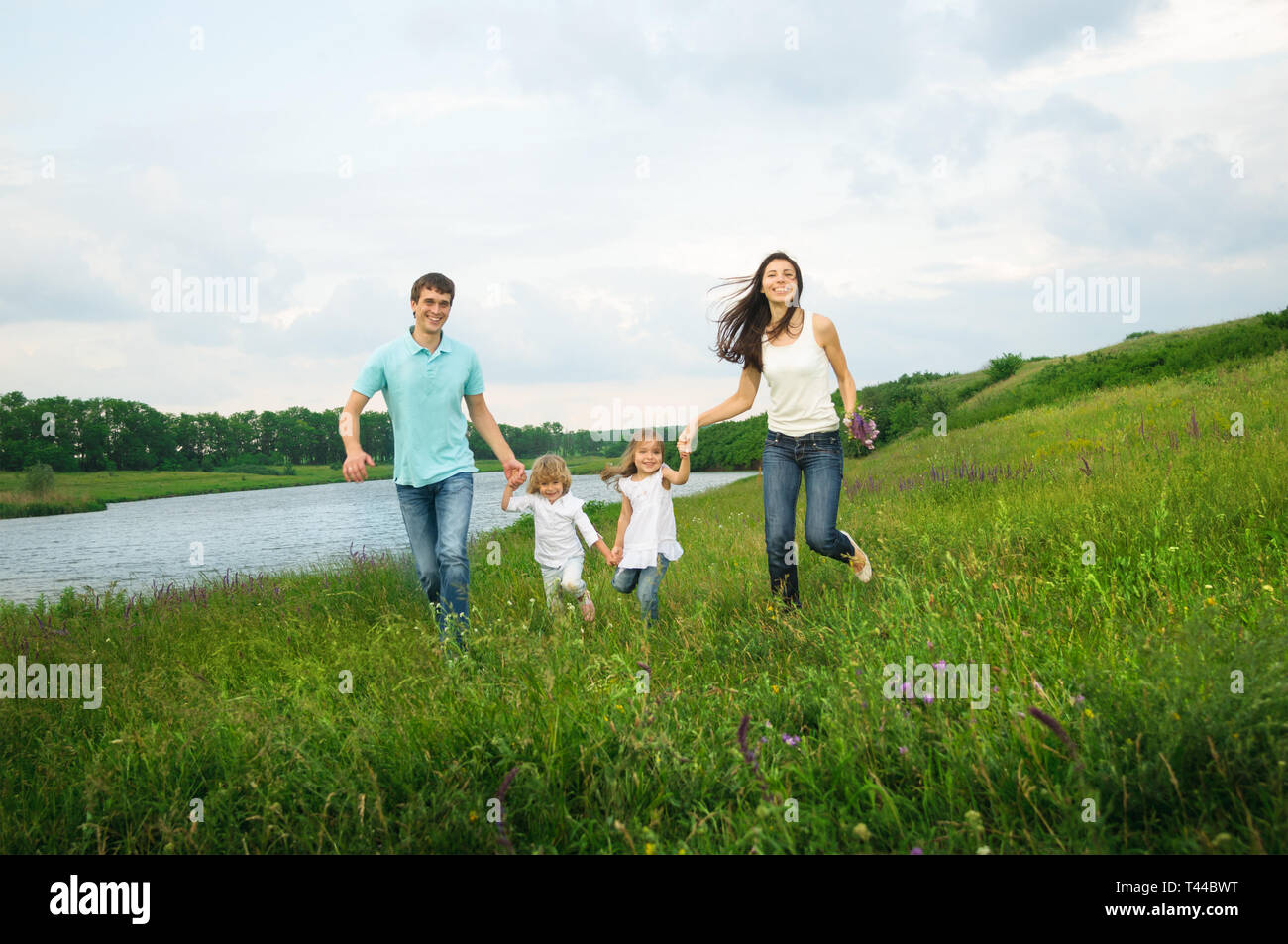 Family picnic lake hi-res stock photography and images - Alamy
