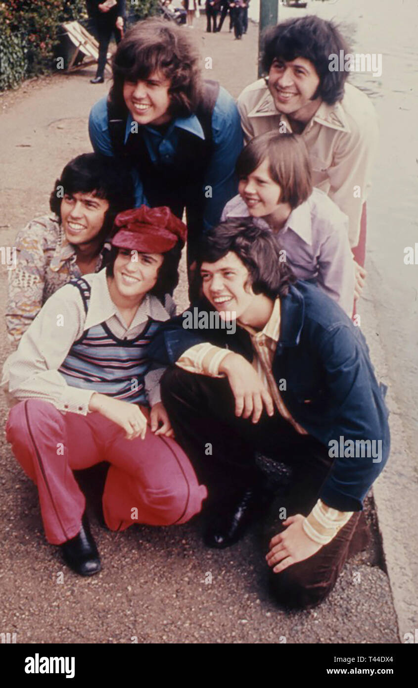 1973 POP GROUP The OSMOND BROTHERS Photo POSING IN LONDON Donny