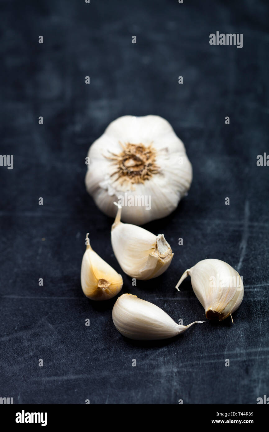 Fresh raw organic garlic on black board background Stock Photo - Alamy