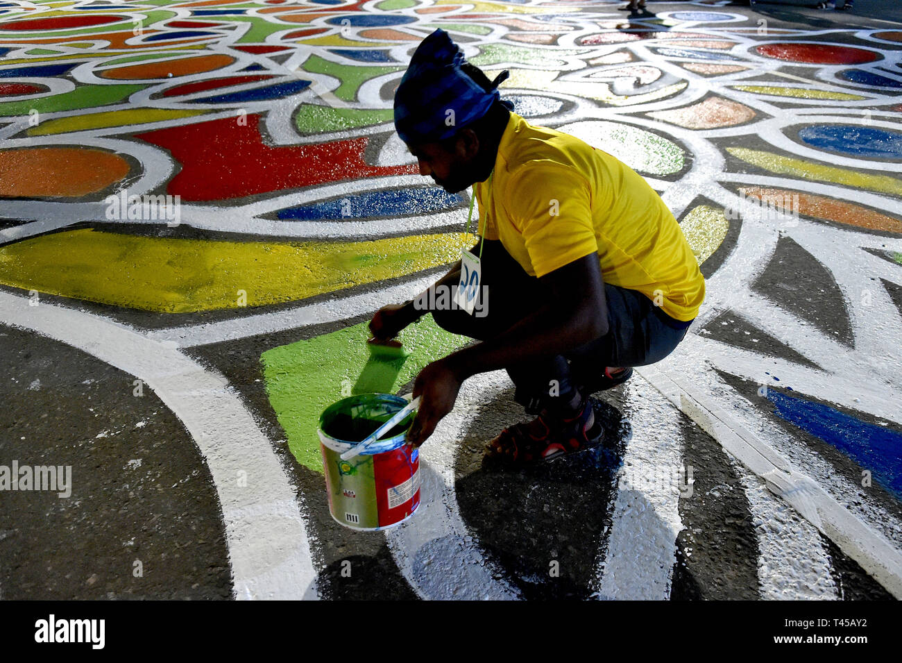 Dhaka, Bangladesh. 14th Apr, 2019. An artist draws graffiti at Manik