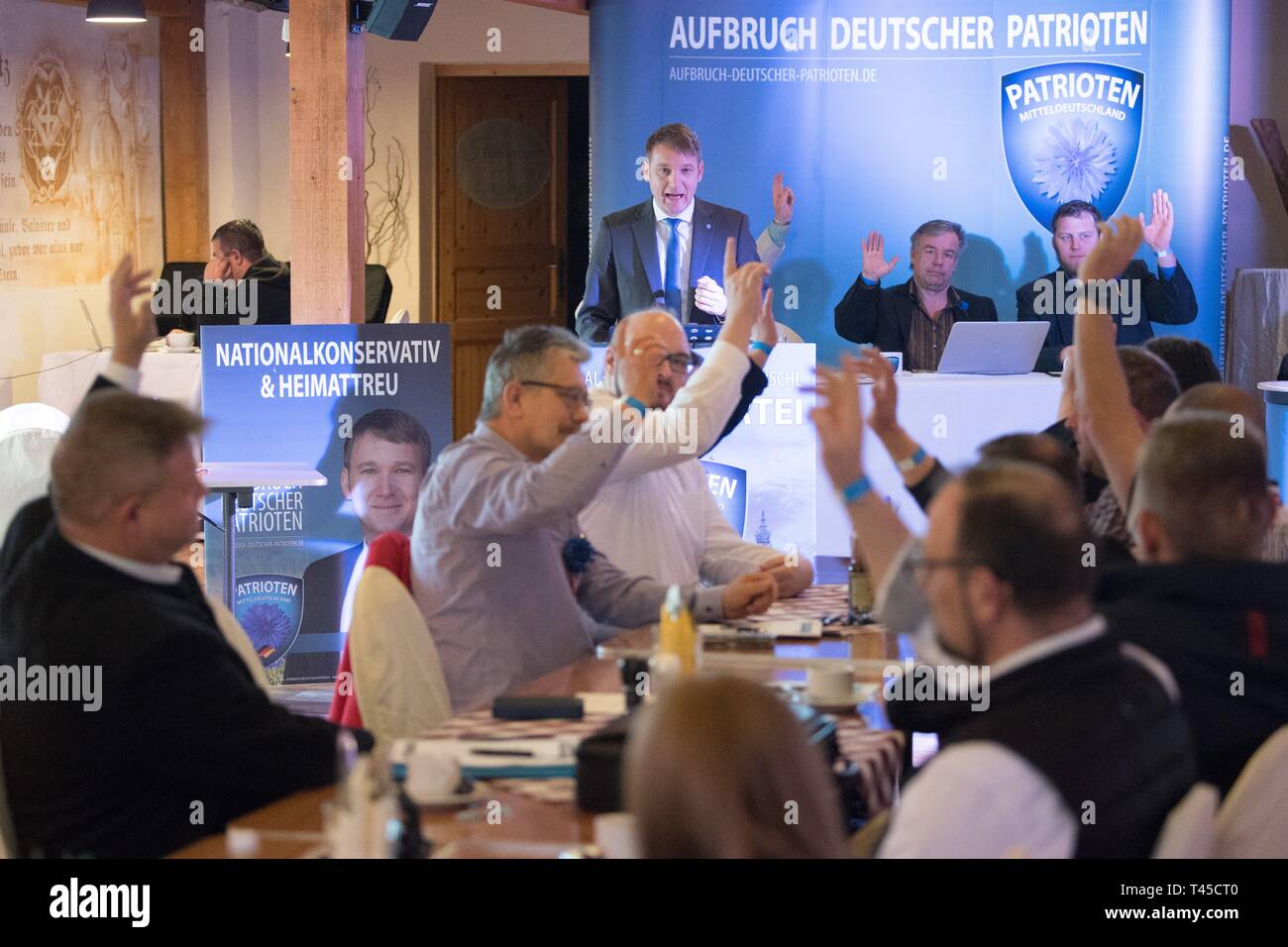 Dohma, Germany. 14th Apr, 2019. Andre Poggenburg (M), chairman of the party  Aufbruch deutscher Patrioten (AdP), speaks at the Landgasthof Heidescheune  at the party conference of his party in front of his