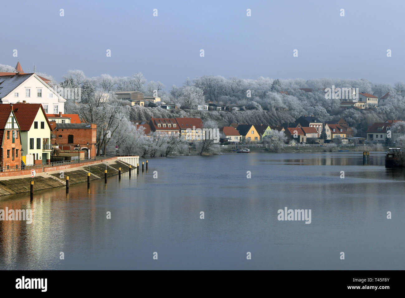 Havelberg, Germany. 21st Jan, 2019. The town of Havelberg with its many small houses is covered with winter hoarfrost. The many precipitations in the last days let the level of the Havel rise. Credit: Peter Gercke/dpa-Zentralbild/ZB/dpa/Alamy Live News Stock Photo