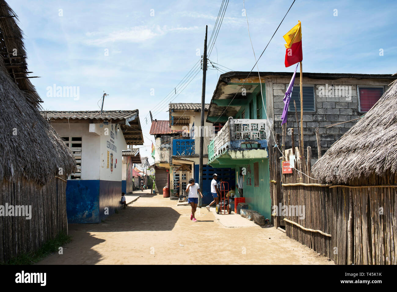 Street views of mixed housing (cabanas and brick houses) in Carti Sugdub; one of the Guna Yala indigenous villages. San Blas Islands, Panama, 2018 Stock Photo