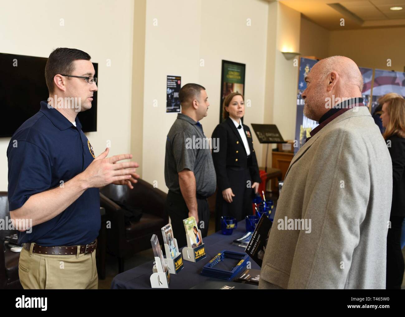 U s navy recruiter 2019 hi-res stock photography and images - Alamy