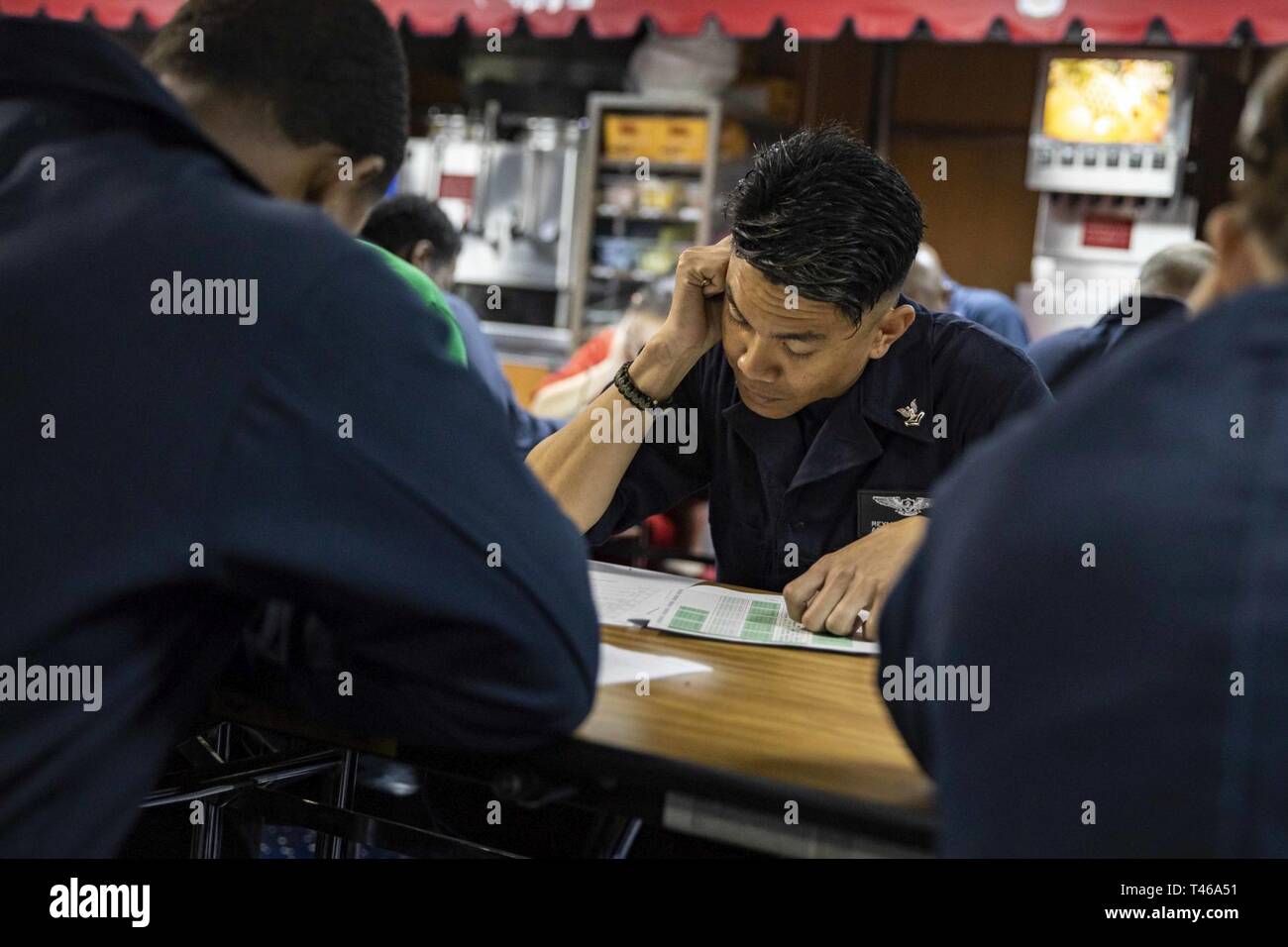 U s navy petty officer 2nd class hi-res stock photography and images ...