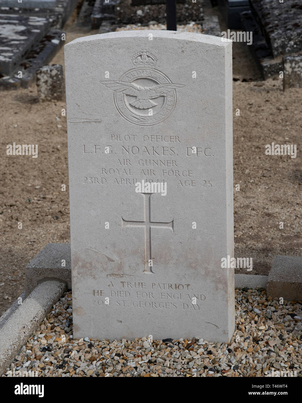 Grave of L F G Noakes RAF bomber crew in Maizy churchyard, France Stock Photo