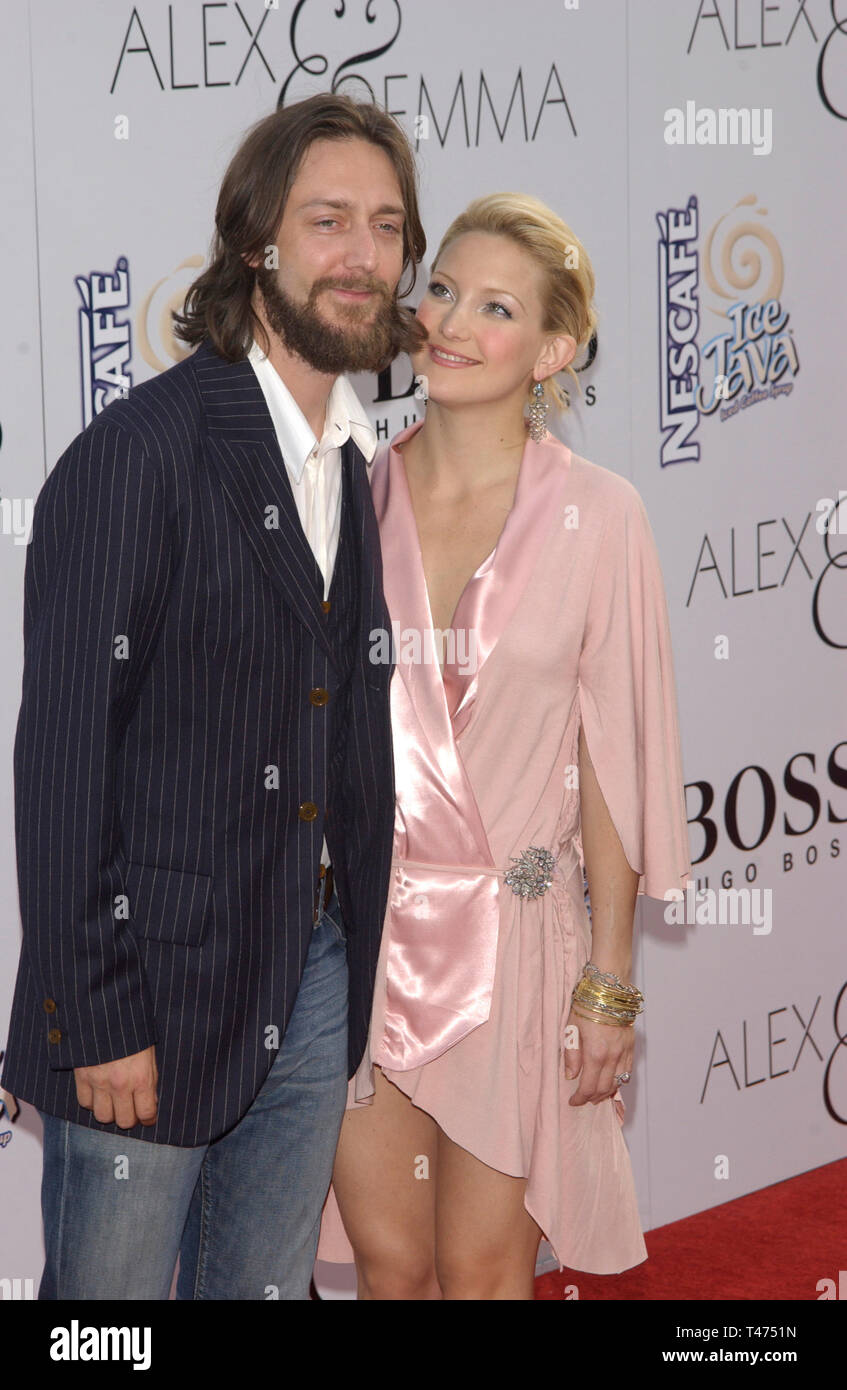 LOS ANGELES, CA. June 16, 2003: Actress KATE HUDSON & husband CHRIS ROBINSON at the world premiere, in Hollywood, of her new movie Alex & Emma. Stock Photo