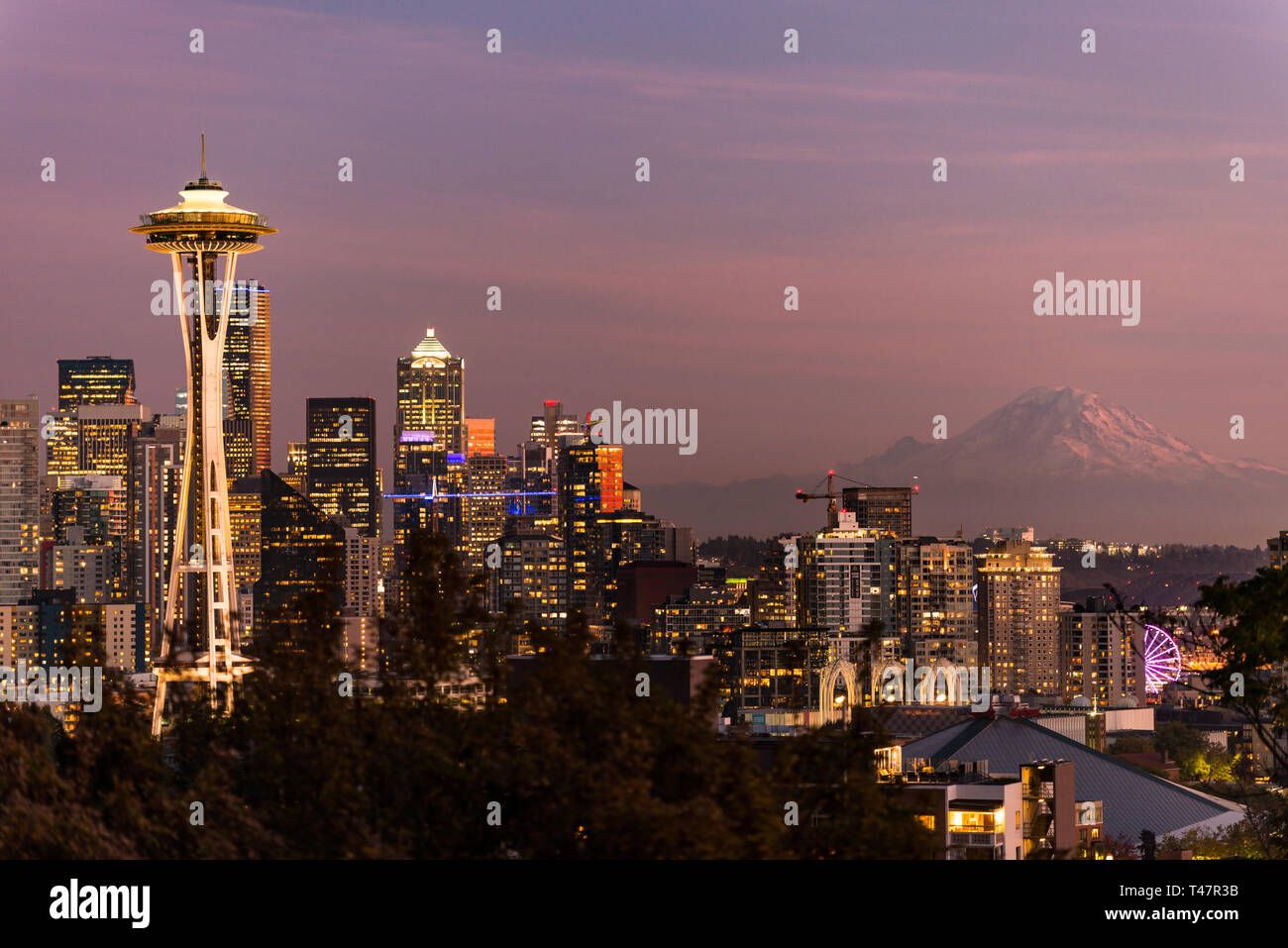 Seattle skyline at dusk from kerry park hi-res stock photography and ...
