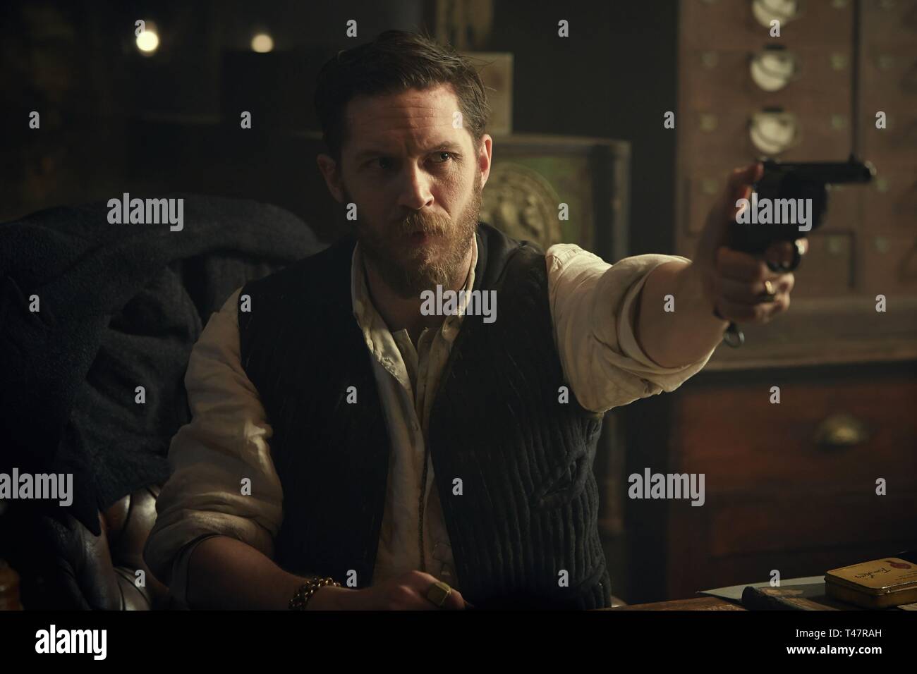 Peaky Blinders Saison 2 Episode 2 TOM HARDY in PEAKY BLINDERS (2013). Season 2 Episode 2. Credit: BRITISH