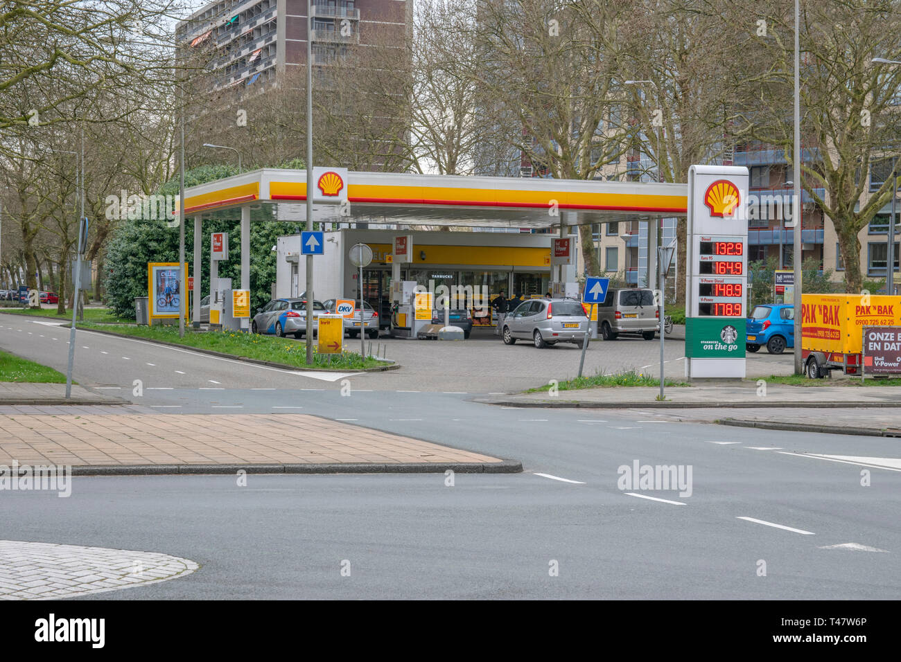 Advertisement shell petrol station hi-res stock photography and images ...
