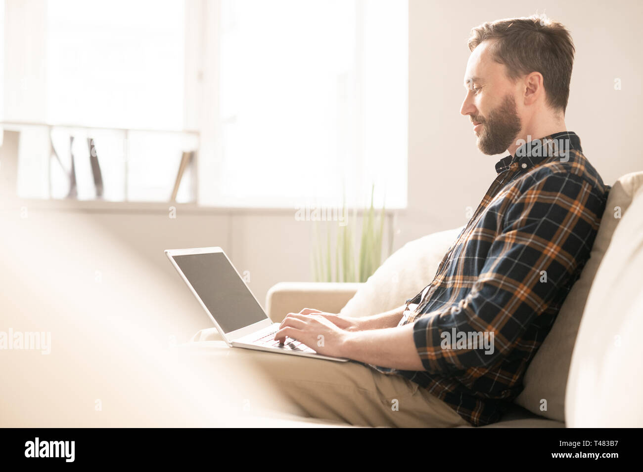 Man remote job young hi-res stock photography and images - Alamy