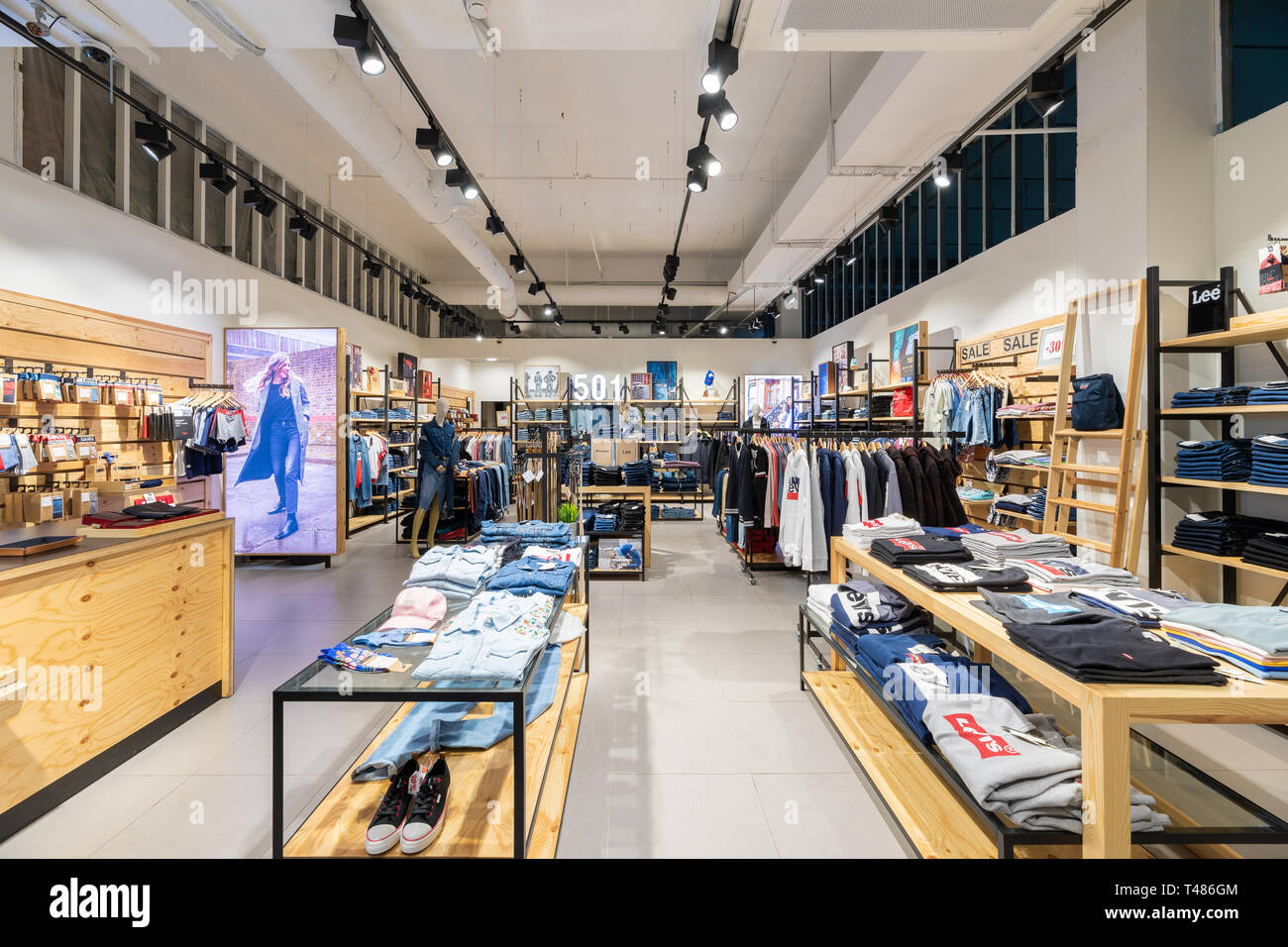 Levi's® Unveils A New Premium Shop-in-Shop Experience At Hudson's Bay In  Vancouver Business Wire 