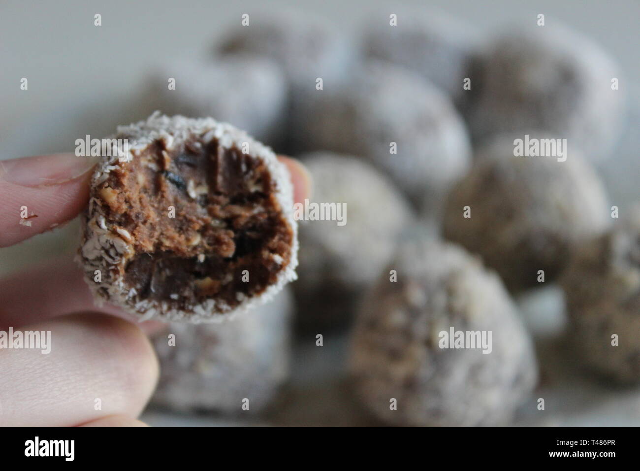 Energy Balls aus Kakao und Datteln mit Kokosflocken, gesund leben und essen Stock Photo