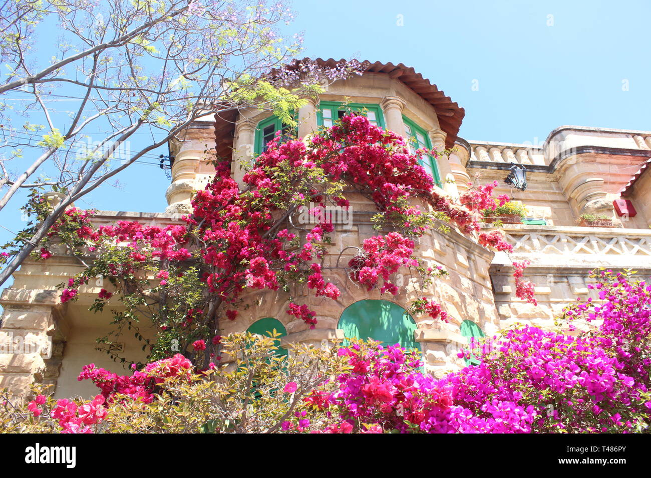 Südländisches Haus im mediterranen Stil mit blumiger Hausfront Stock Photo