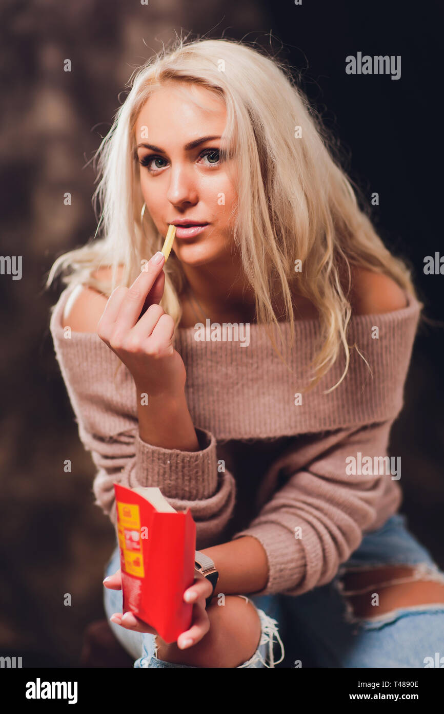 Girl Eating Chips Ketchup Hi res Stock Photography And Images Alamy girl-eating-chips-ketchup-hi-res-stock-photography-and-images-alamy