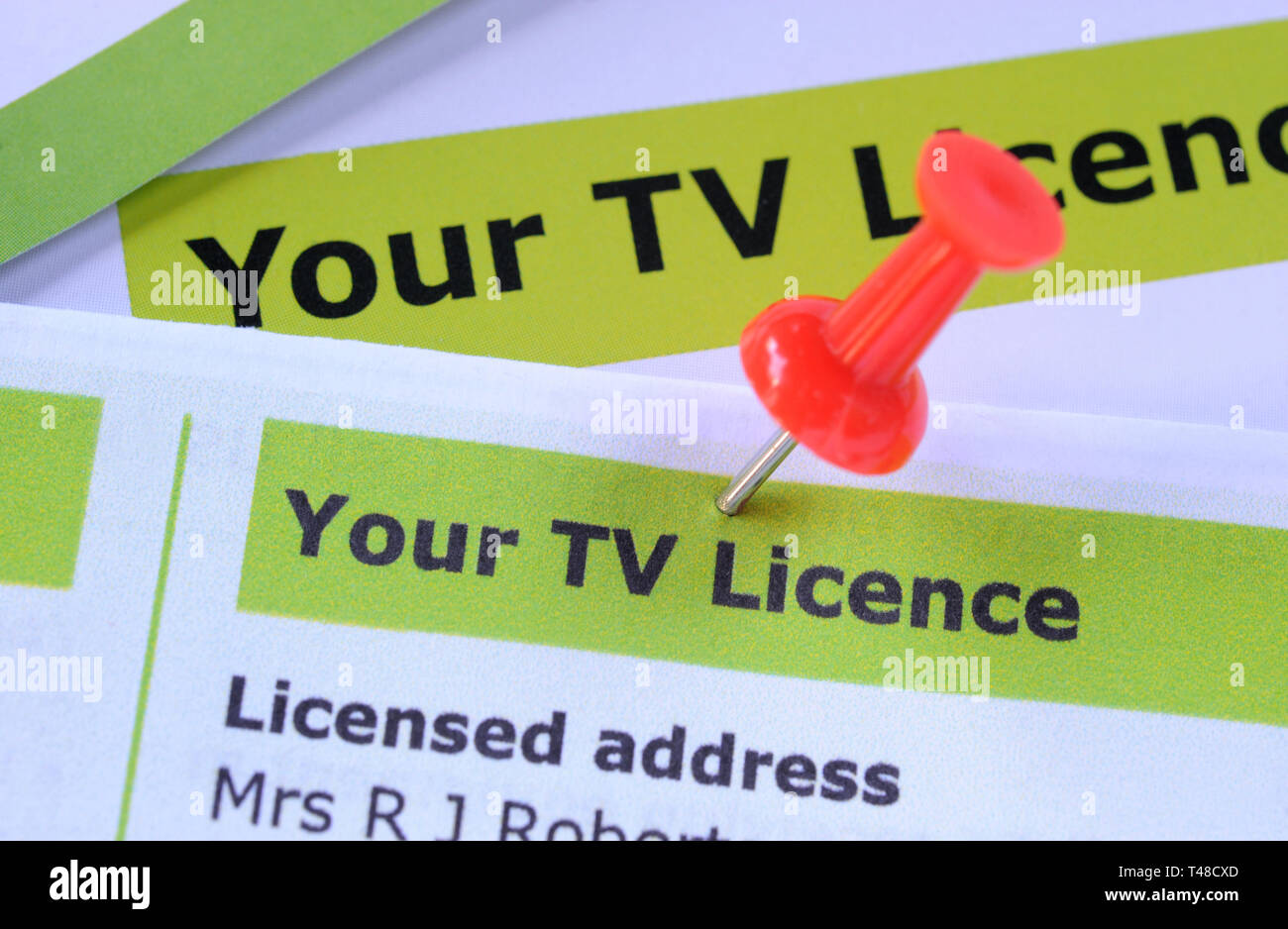 TV LICENCE INFORMATION LETTER WITH RED BOARD PIN RE TELEVISION LICENCING BROADCASTERS BROADCASTING WATCHING PENSIONERS FREE ETC UK Stock Photo