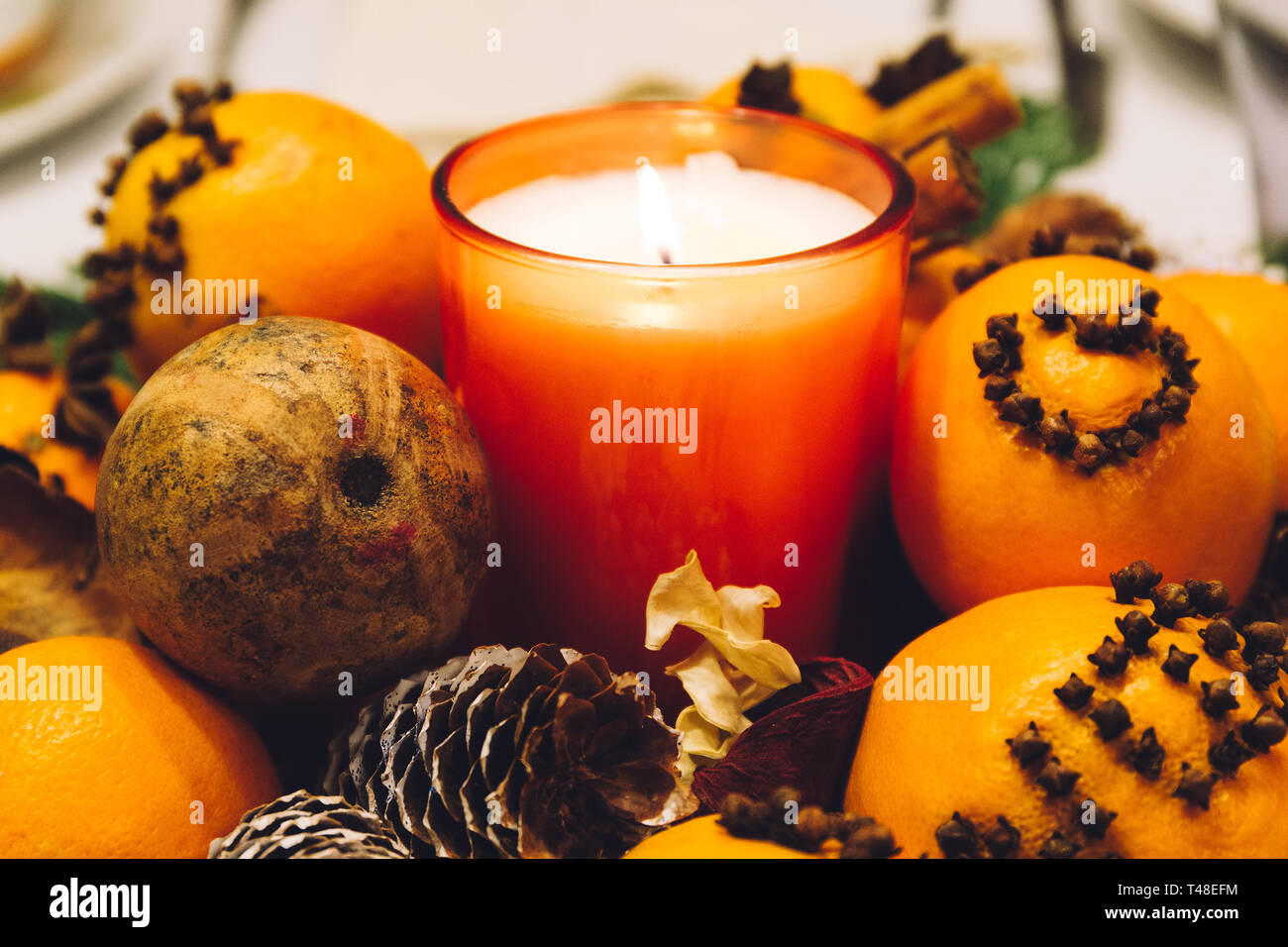 Christmas decoration candle set, with pine cones and oranges decorated