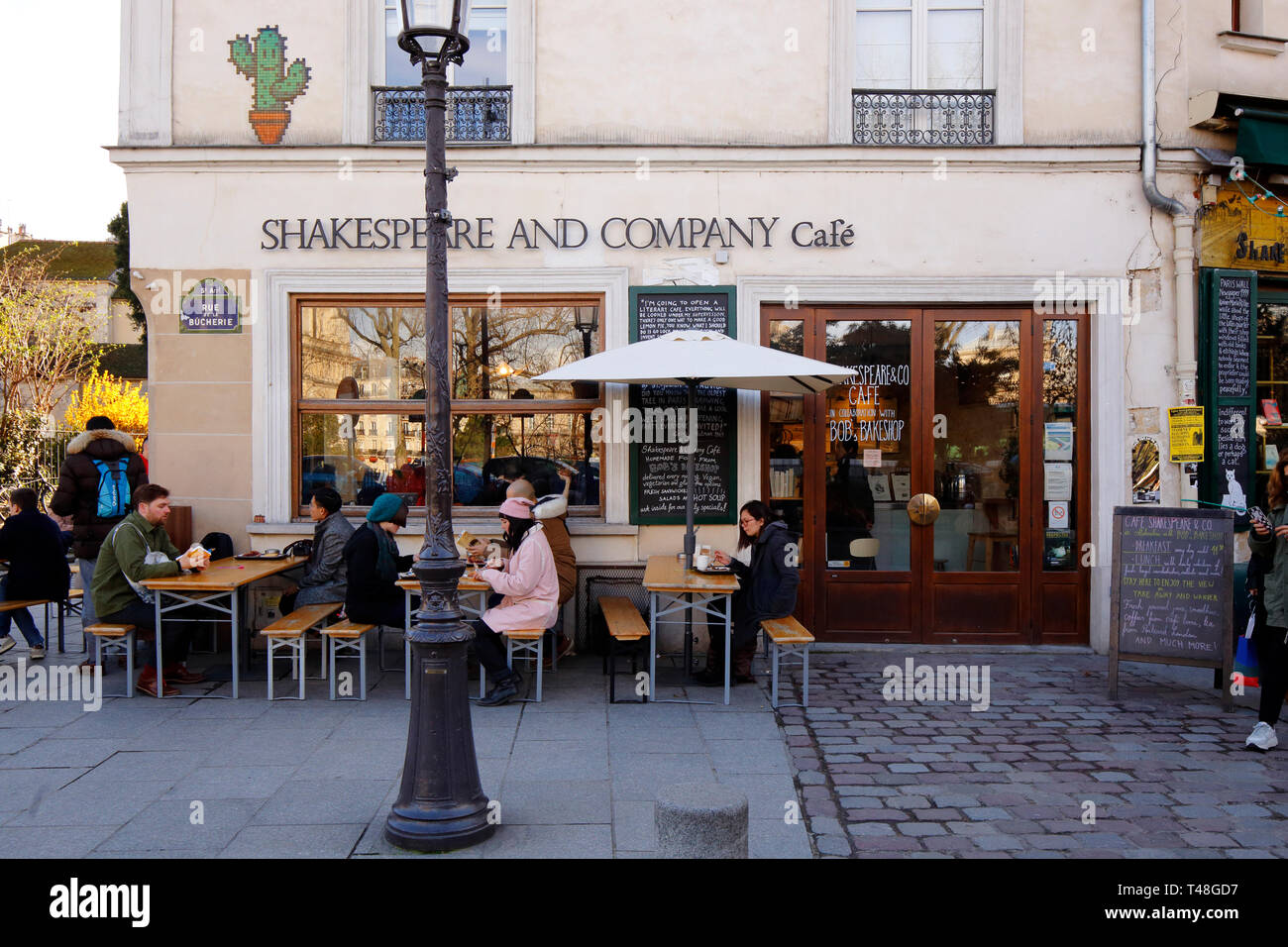 Shakespeare & Company Cafe, 37 Rue de la Bûcherie, Paris, France. exterior storefront of a cafe attached to a bookstore. Stock Photo