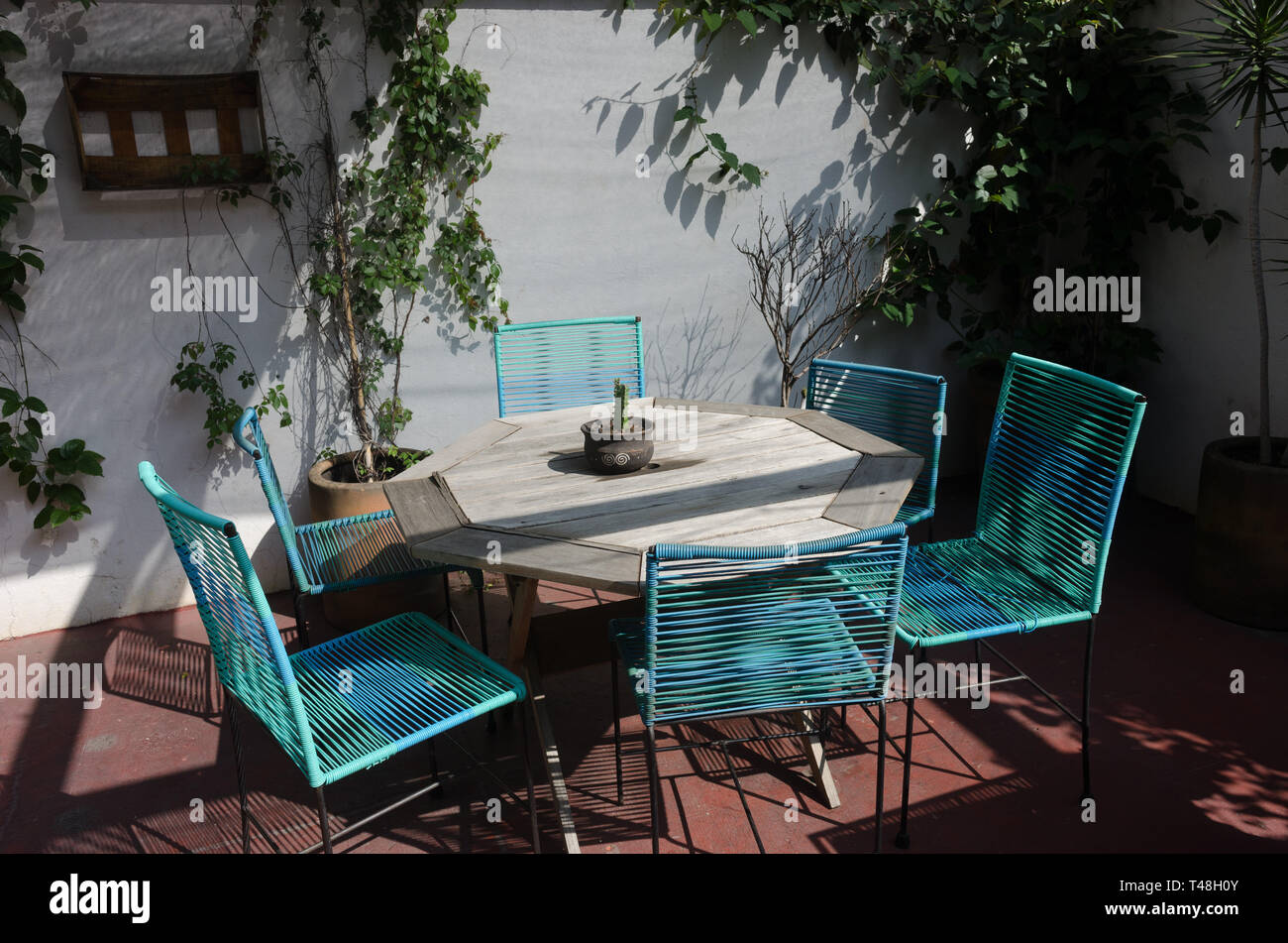 Outdoor dining table on a Mexican patio Stock Photo Alamy
