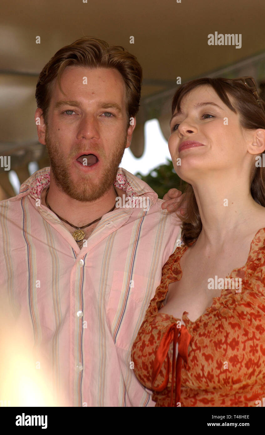 Cannes France May 18 2003 Actor Ewan Mcgregor And Actress Emily Mortimer At Photocall At The 