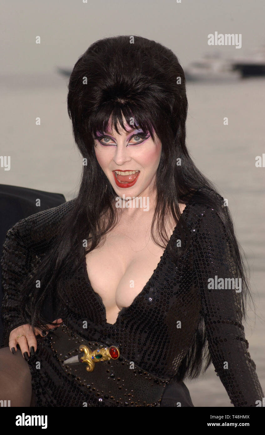 CANNES, FRANCE. May 18, 2003: Actress ELVIRA (CASSANDRA PETERSON) at photocall at the Cannes Film Festival for her new movie Elvira's Haunted Hills. Stock Photo