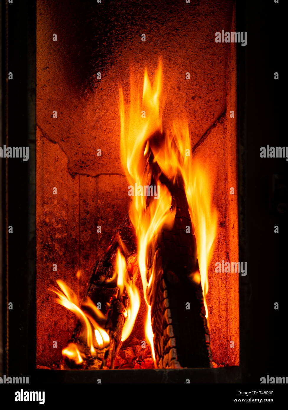 Image of burning wood logs in fire place Stock Photo - Alamy