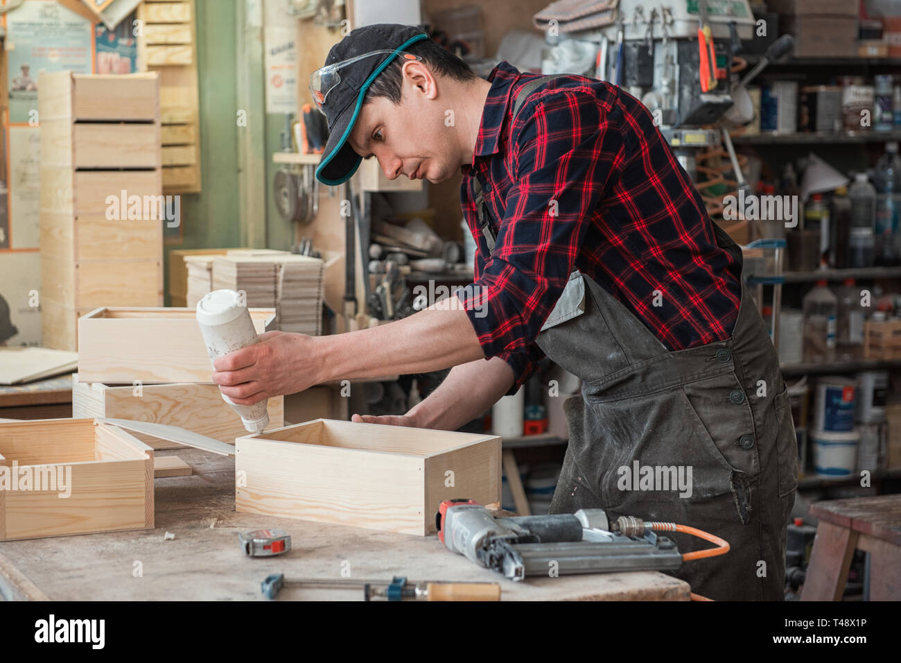 Worker making the wood box Stock Photo - Alamy