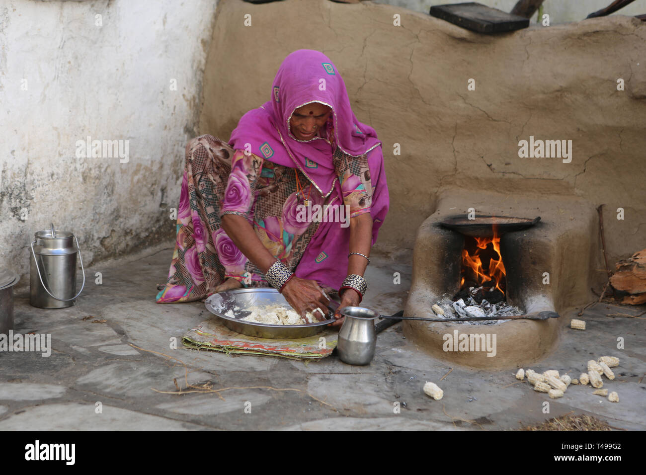 Indian Rajasthani woman cooking chapati ---  chapatti indian bread, Jodhpur, Rajasthan, India, Asia Stock Photo
