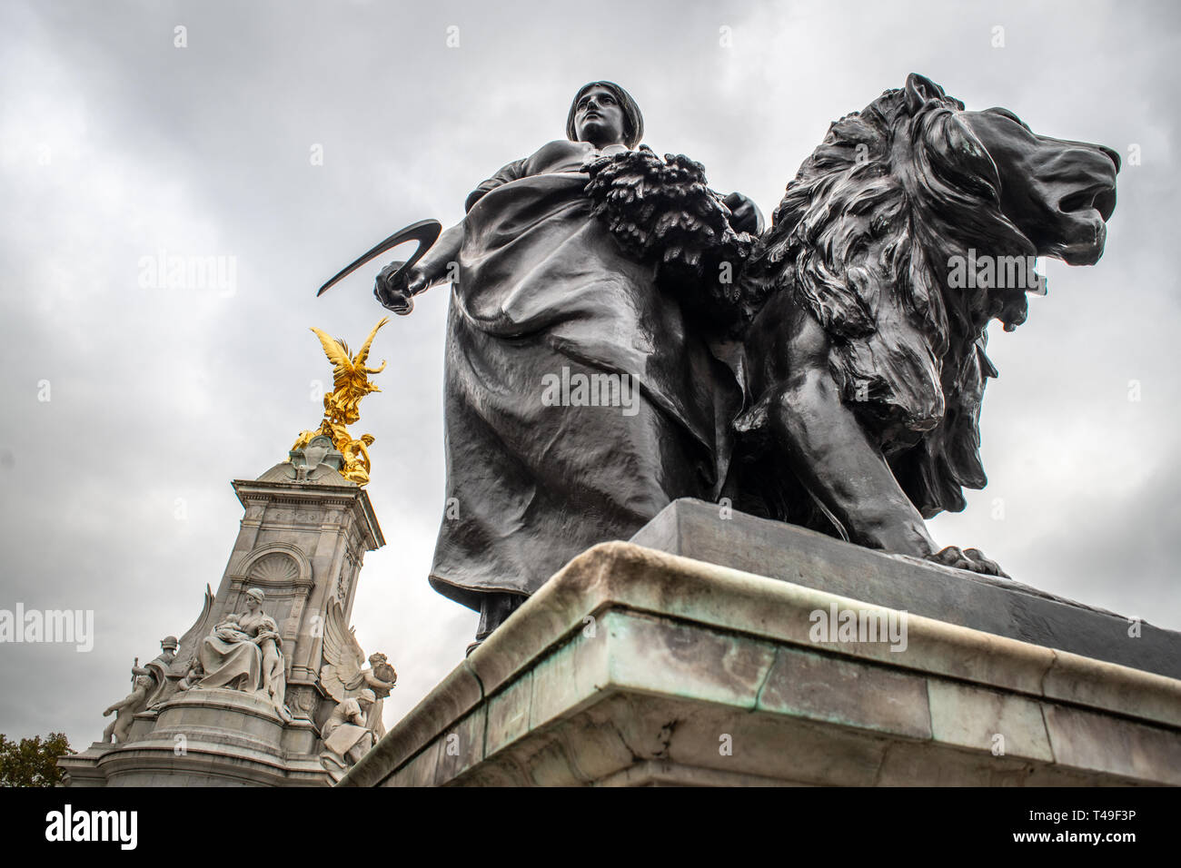 Statues in front of Buckingham palace London, England Stock Photo Alamy
