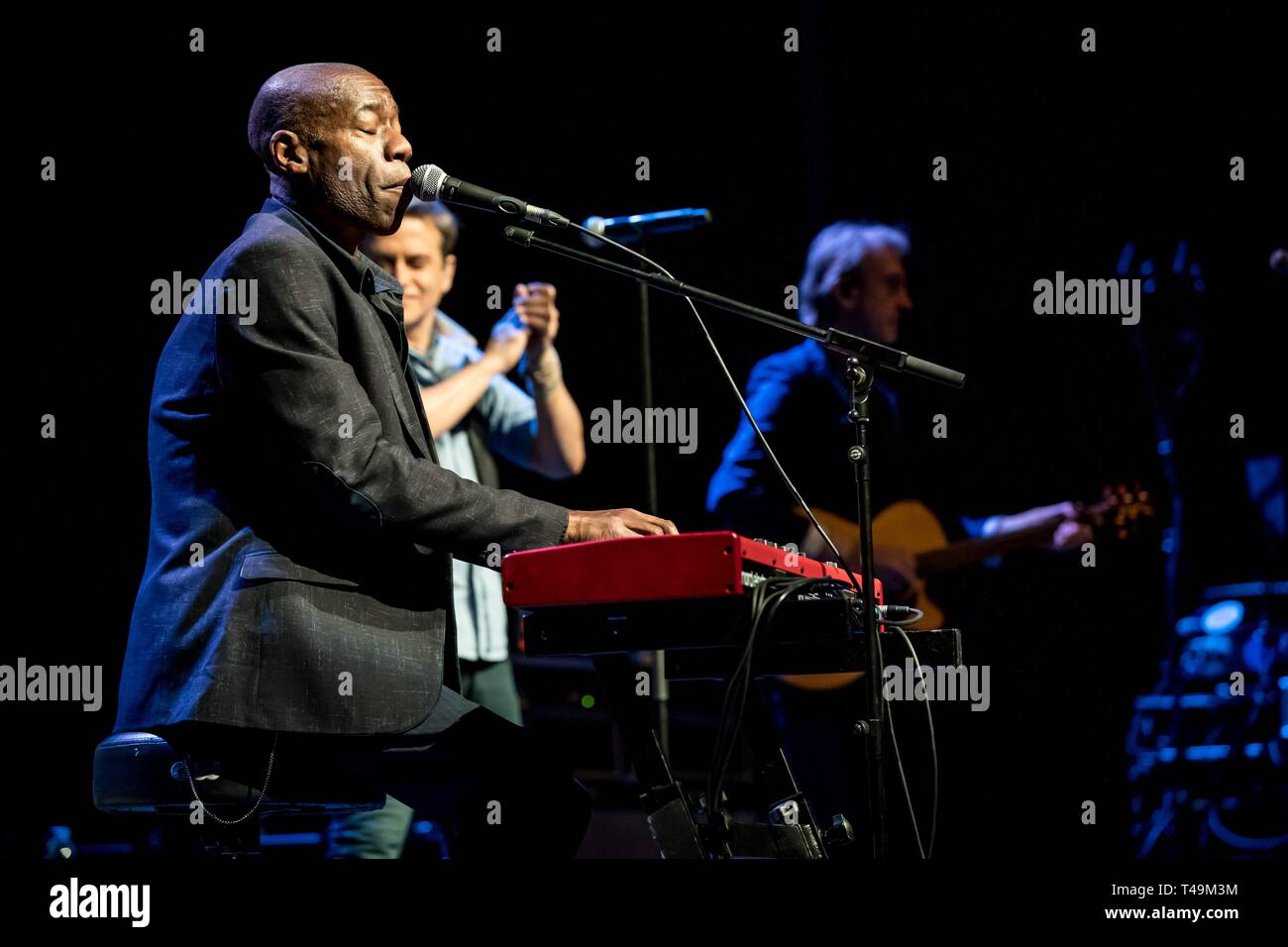 Berlin, Deutschland. 12th Apr, 2019. 12.04.2019, the music project Mike & the Mechanics of the Genesis guitarist Mike Rutherford live on the Looking Back Over My Shoulder Tour in the Admiralspalast in Berlin. Festival members of the band alongside Mike Rutherford are currently Brit Andrew Roachford (sitting in the photo) and Canadian Tim Howar, both of whom are vocalists, and Roachford also keyboards. | usage worldwide Credit: dpa/Alamy Live News Stock Photo