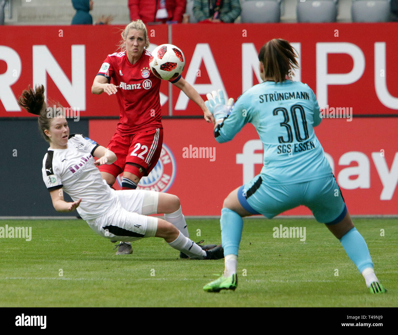 Muenchen, Bavaria, Germany. 14th Apr, 2019. from left Jana FELDKAMP  (Essen), Verena SCHWEERS (Muenchen), Jil STRUENGMANN (Essen), .Soccer  German Womans Bundesliga, matchday 18, FC Bayern Muenchen vs SGS Essen, FC  Bayern Campus,