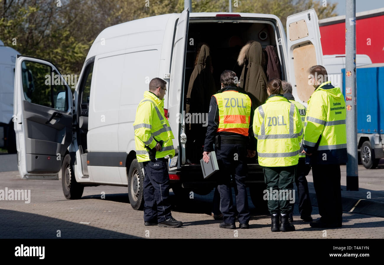 Hannover, Germany. 15th Apr, 2019. A policeman checks a van at a rest stop  on the A2 motorway. In the morning, police, customs and trade inspectorate  in Laatzen and on the A2