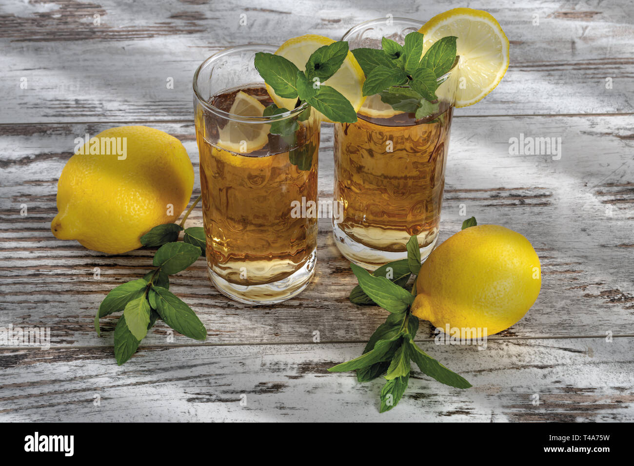 tè al limone con menta due bicchieri  dall'alto Stock Photo
