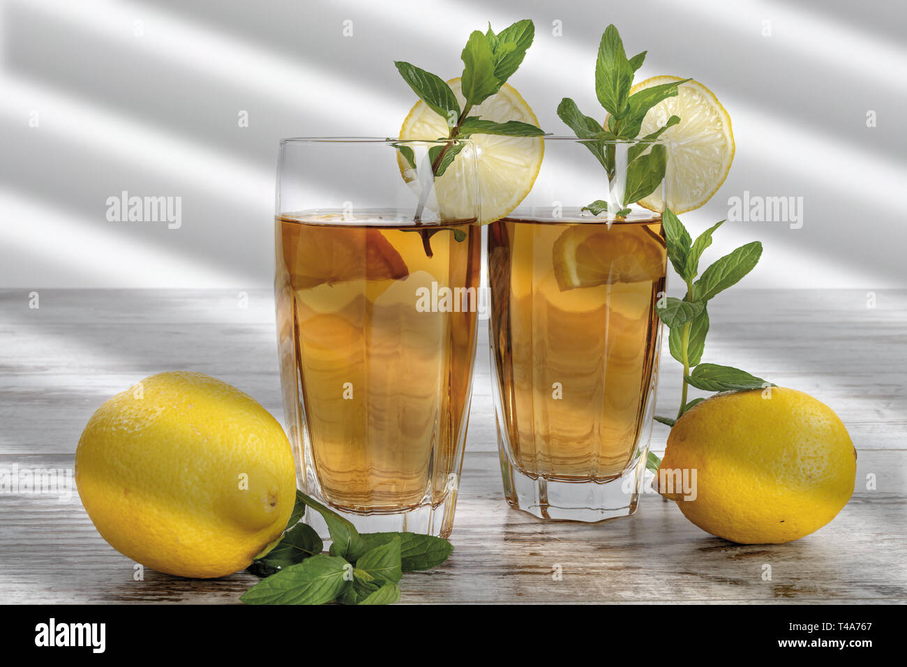 tè al limone con menta due bicchieri fronte diversi Stock Photo