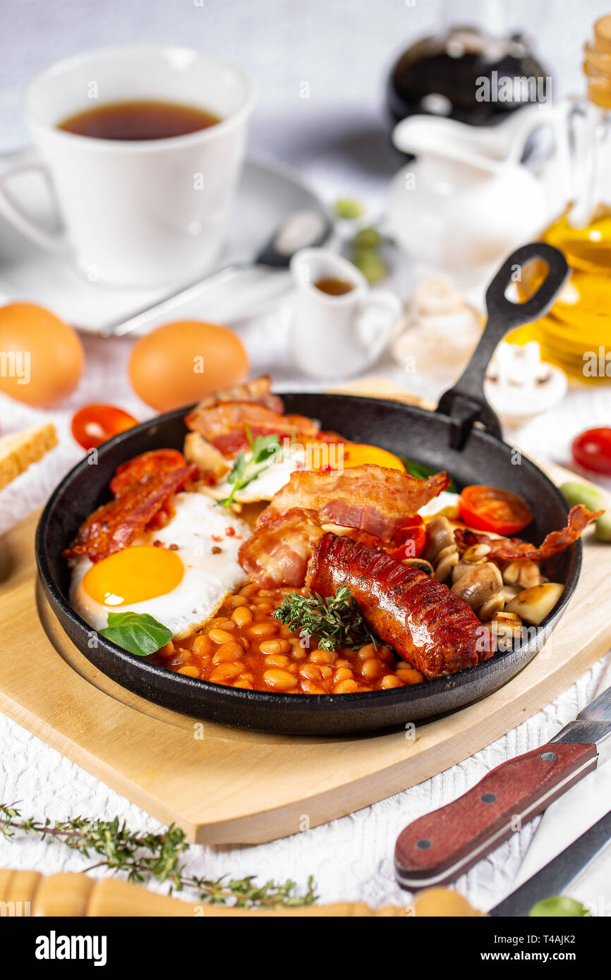 Full English Breakfast including sausages, grilled tomatoes and