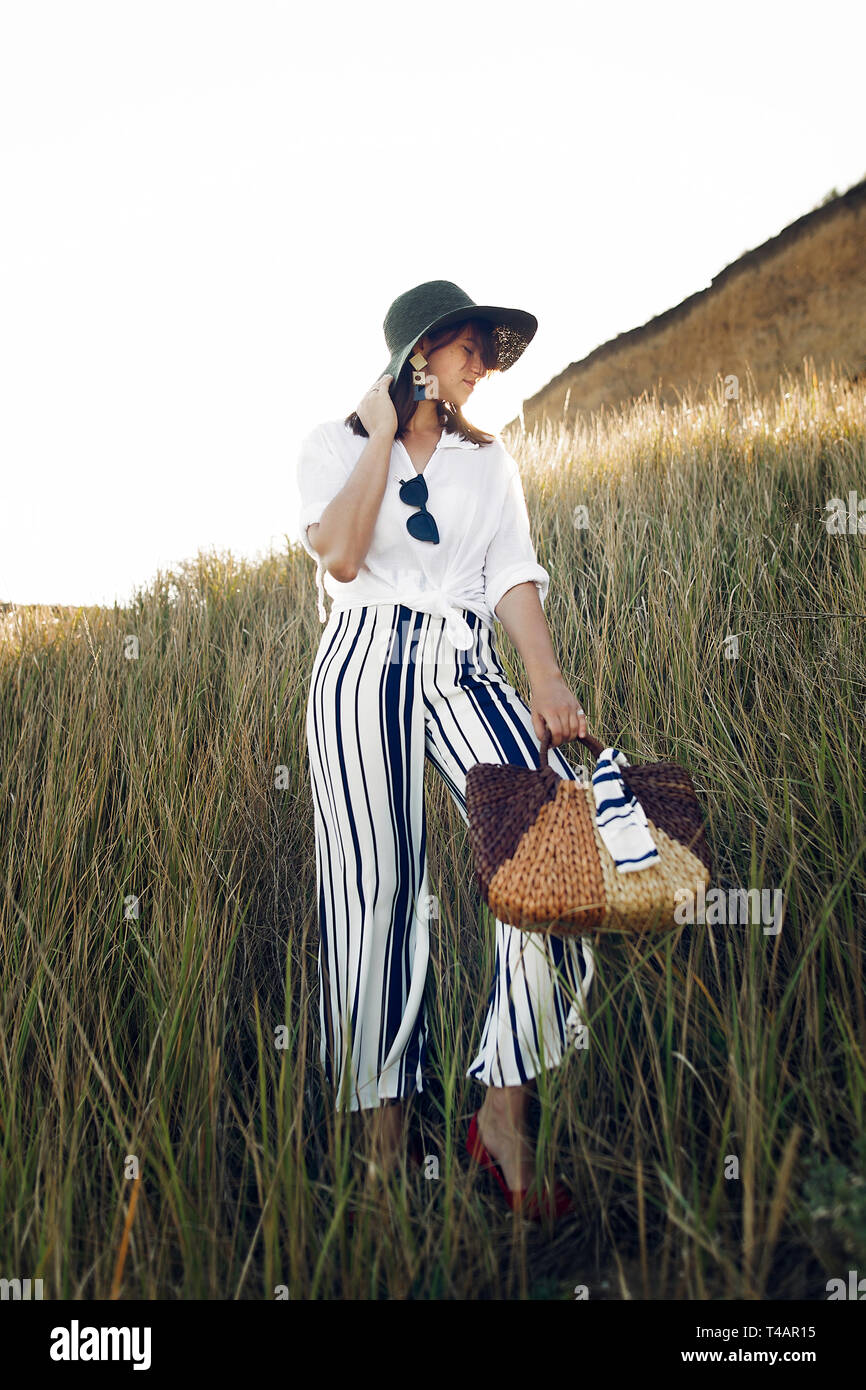 sea and grass straw pouch