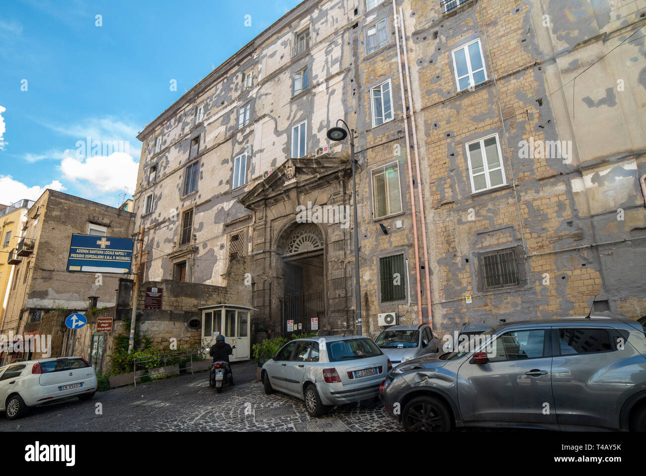 Ospedale degli Incurabili, recentemente segnato da nuove lesioni strutturali, Napoli Stock Photo