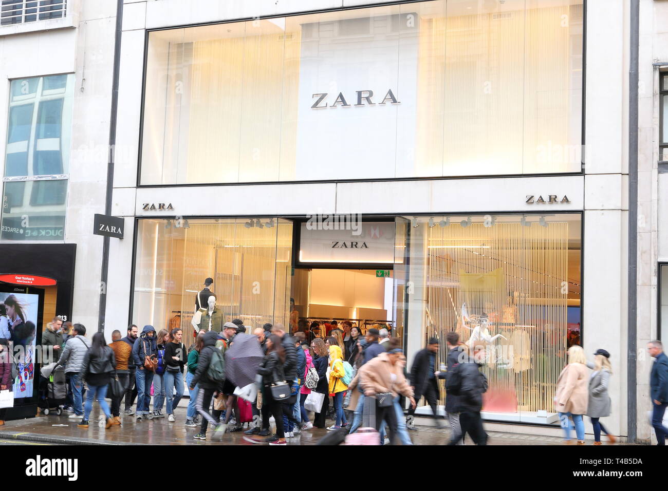 Zara fashion store in Oxford Street, London, UK Stock Photo - Alamy