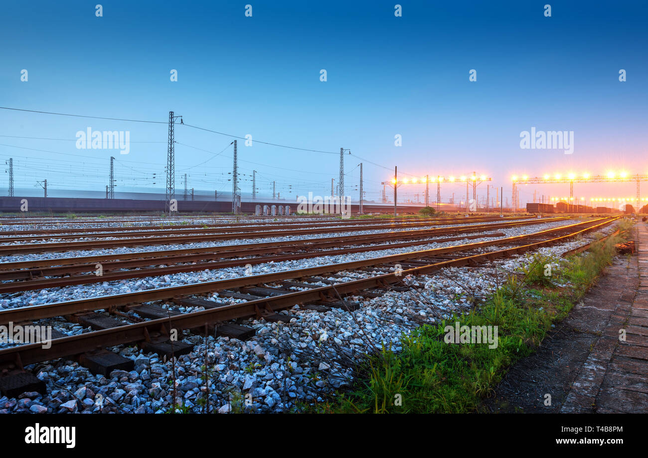 Night view railway tracks hi-res stock photography and images - Alamy