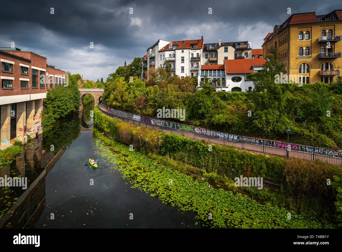 Leipzig Plagwitz, Karl-Heine-Kanal, Kanufahrer im Sommer, Wolken und Sonne Stock Photo