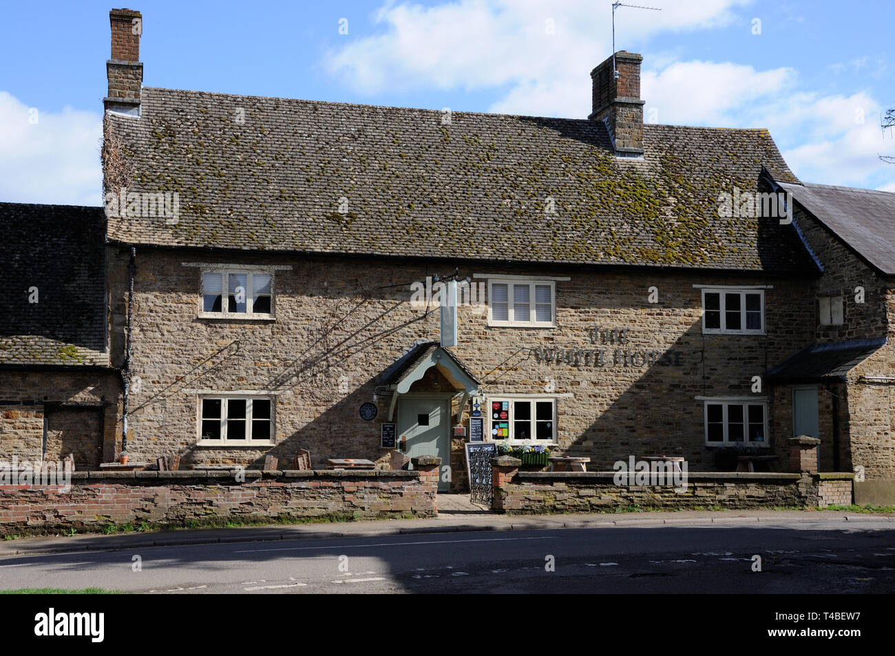 The White Horse public house, King's Sutton. Northamptonshire Stock