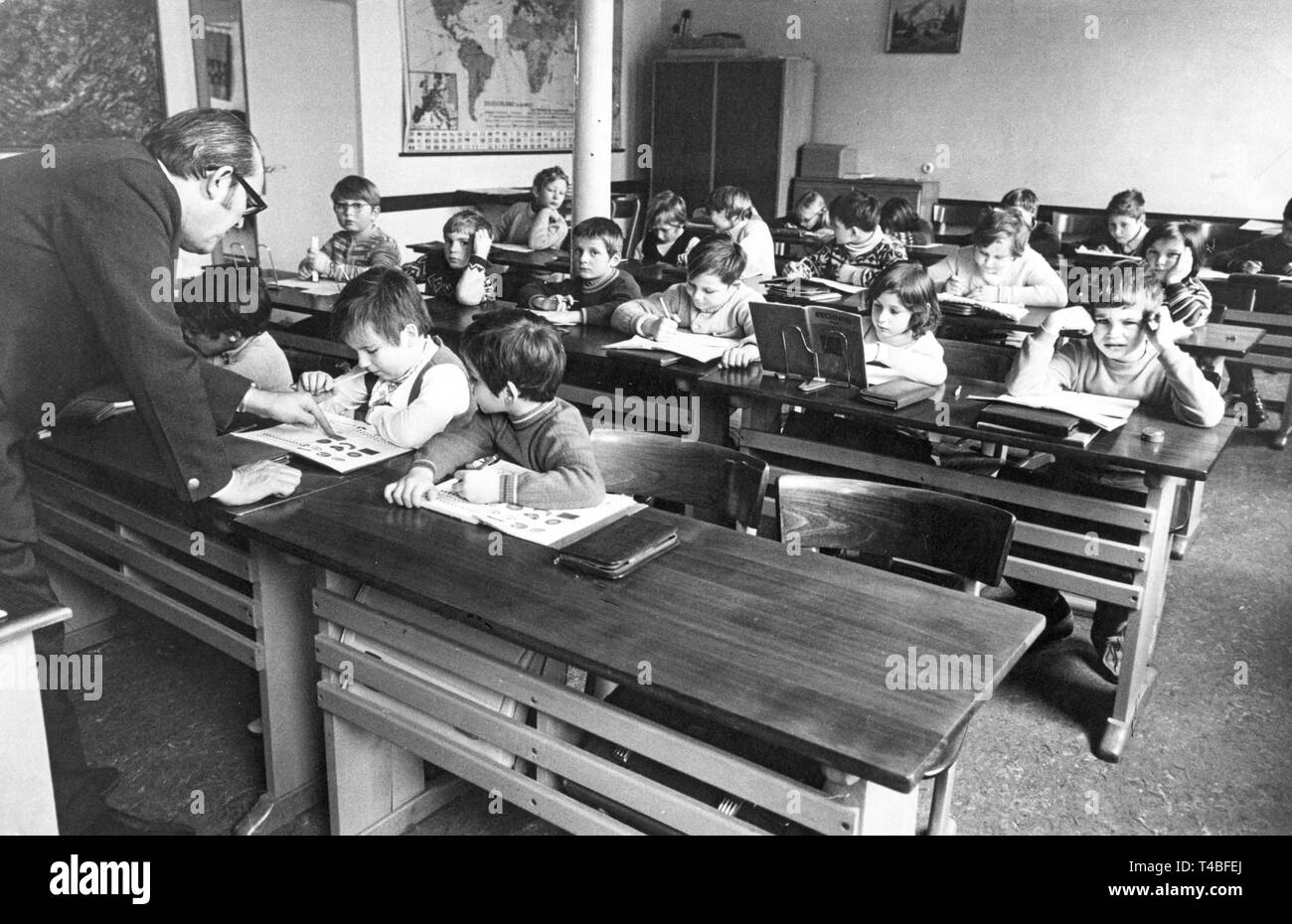A one-class elementary school in Upper Hesse in December 1971: Several grades are taught together in one classroom. | usage worldwide Stock Photo