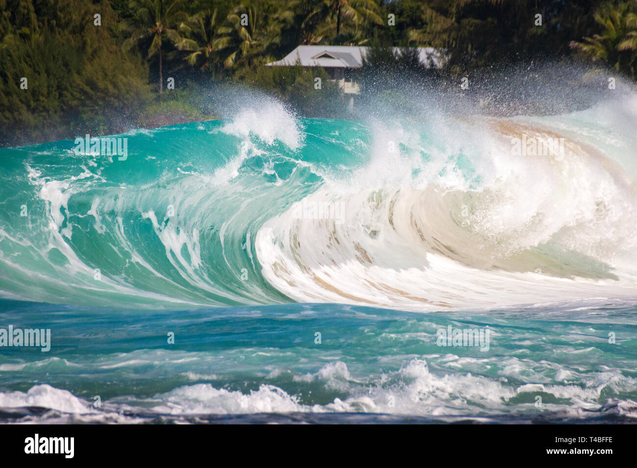 Beautiful and spectacular waves crashing at Tunnels Beach (Makua Beach