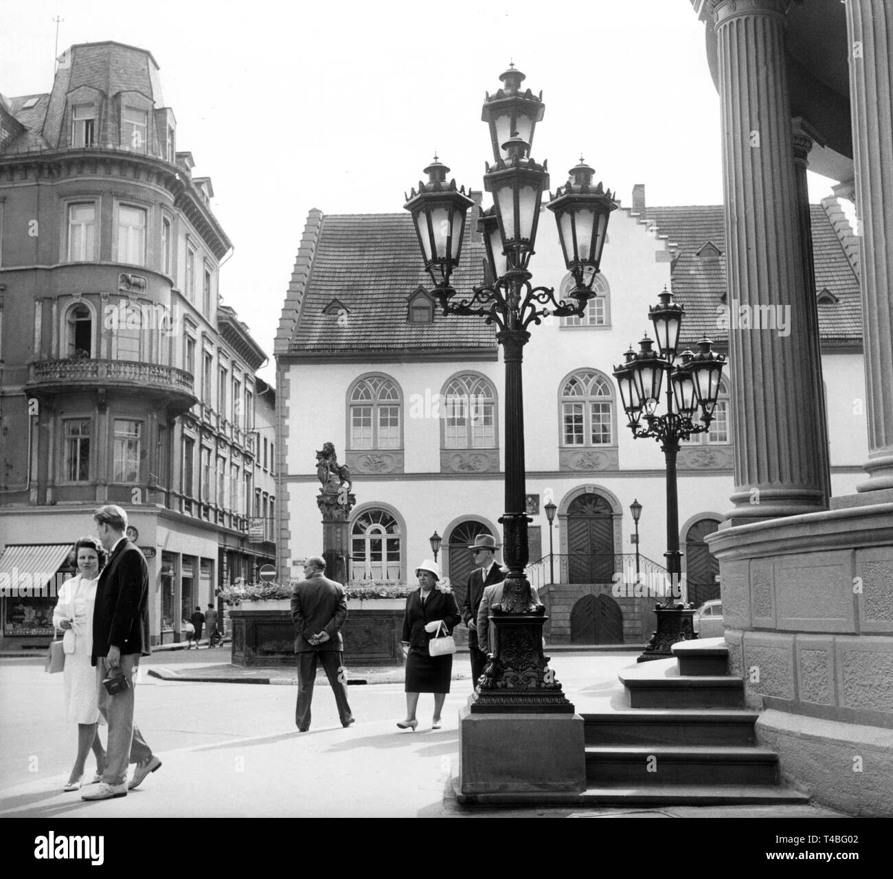 View of the old town hall in Wiesbaden, in front left the columns and stairs of the Hessian parliament. Pictured in the 1960s. | usage worldwide Stock Photo