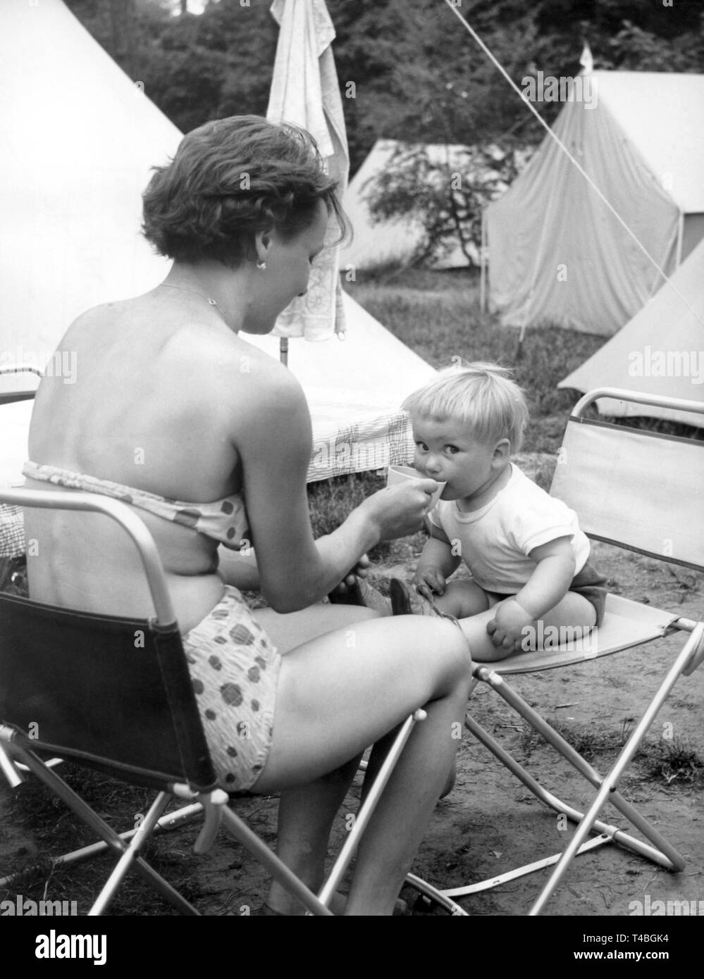 A young mother gives her son something to drink on a camping-site at the  Mggelsee in Berlin (GDR) during the holidays (26.06.1962). +++(c) dpa -  Report+++ | usage worldwide Stock Photo - Alamy